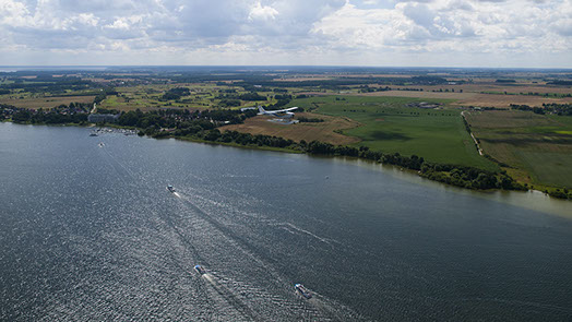 Drohnenbild der Wasserflugstation in Flensburg mit Wasserfluzeug und den Booten aus dem Bootsverleih.