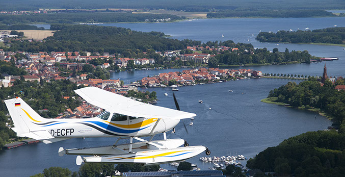 Drohnenbild der Wasserflugstation in Flensburg mit Wasserfluzeug und den Booten aus dem Bootsverleih.