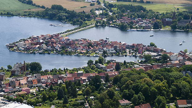 Drohnenbild der Wasserflugstation in Flensburg mit Wasserfluzeug und den Booten aus dem Bootsverleih.