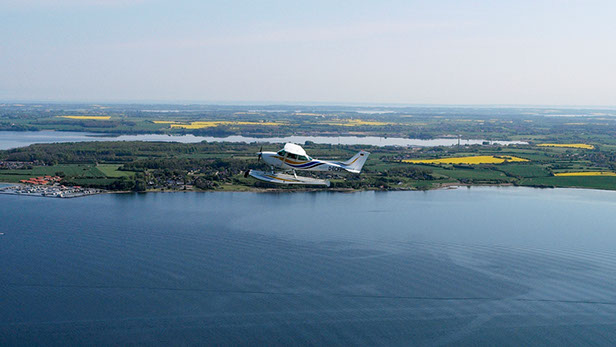 Das Wasserflugzeug während eines Rundfluges über den Ochseninseln in der Flensburger Förde.