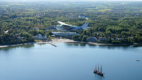 Das Wasserflugzeug während eines Rundfluges über den Ochseninseln in der Flensburger Förde.