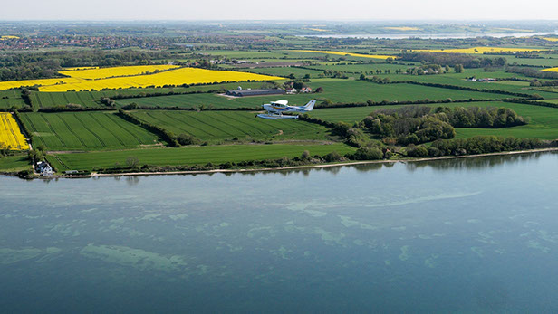 Das Wasserflugzeug während eines Rundfluges über den Ochseninseln in der Flensburger Förde.