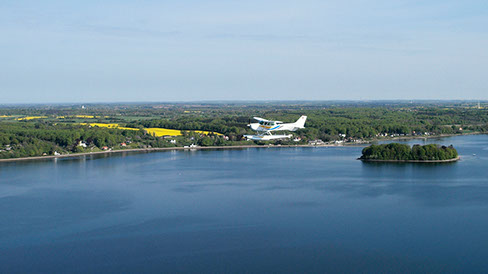 Das Wasserflugzeug während eines Rundfluges über den Ochseninseln in der Flensburger Förde.