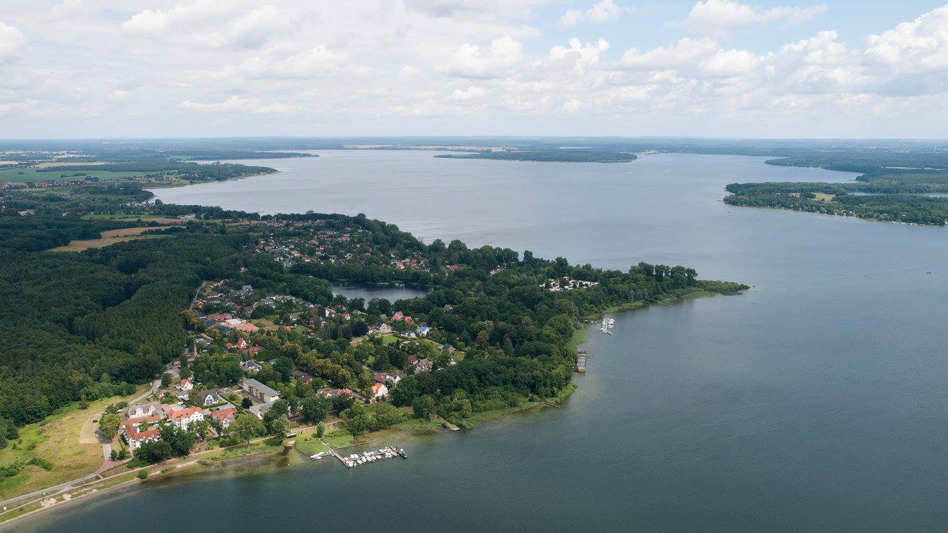 Drohnenbild der Wasserflugstation in Flensburg mit Wasserfluzeug und den Booten aus dem Bootsverleih.