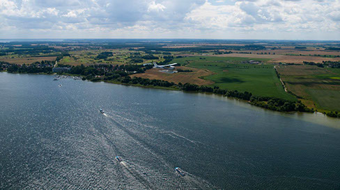 Drohnenbild der Wasserflugstation in Flensburg mit Wasserfluzeug und den Booten aus dem Bootsverleih.