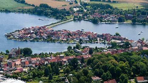 Drohnenbild der Wasserflugstation in Flensburg mit Wasserfluzeug und den Booten aus dem Bootsverleih.