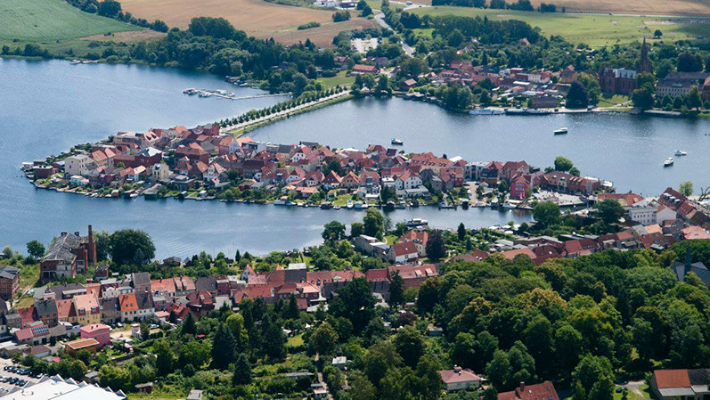 Drohnenbild der Wasserflugstation in Flensburg mit Wasserfluzeug und den Booten aus dem Bootsverleih.
