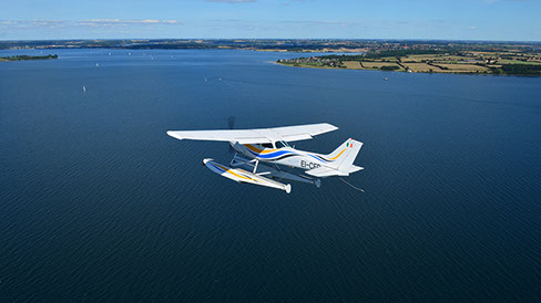 Fazination Wasserflug über der Flensburger Förde.