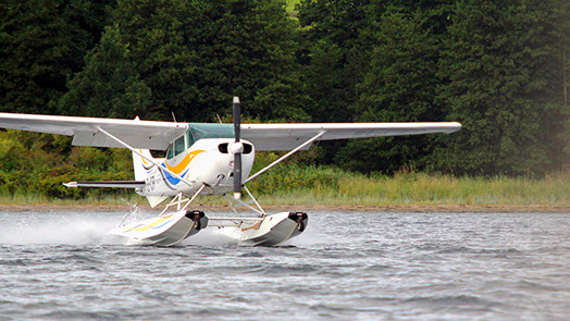 Das Wasserflugzeug währen der Landung auf der Flensburger Förde.